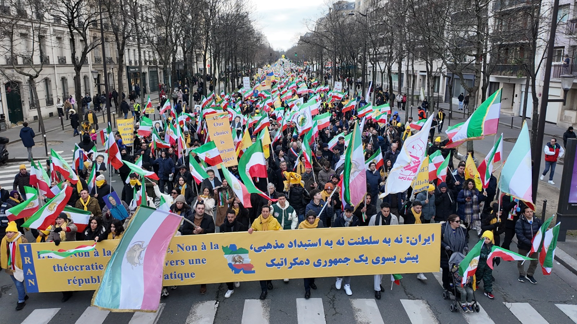 Massenprotest in Paris: 20.000 fordern Regimewechsel im Iran