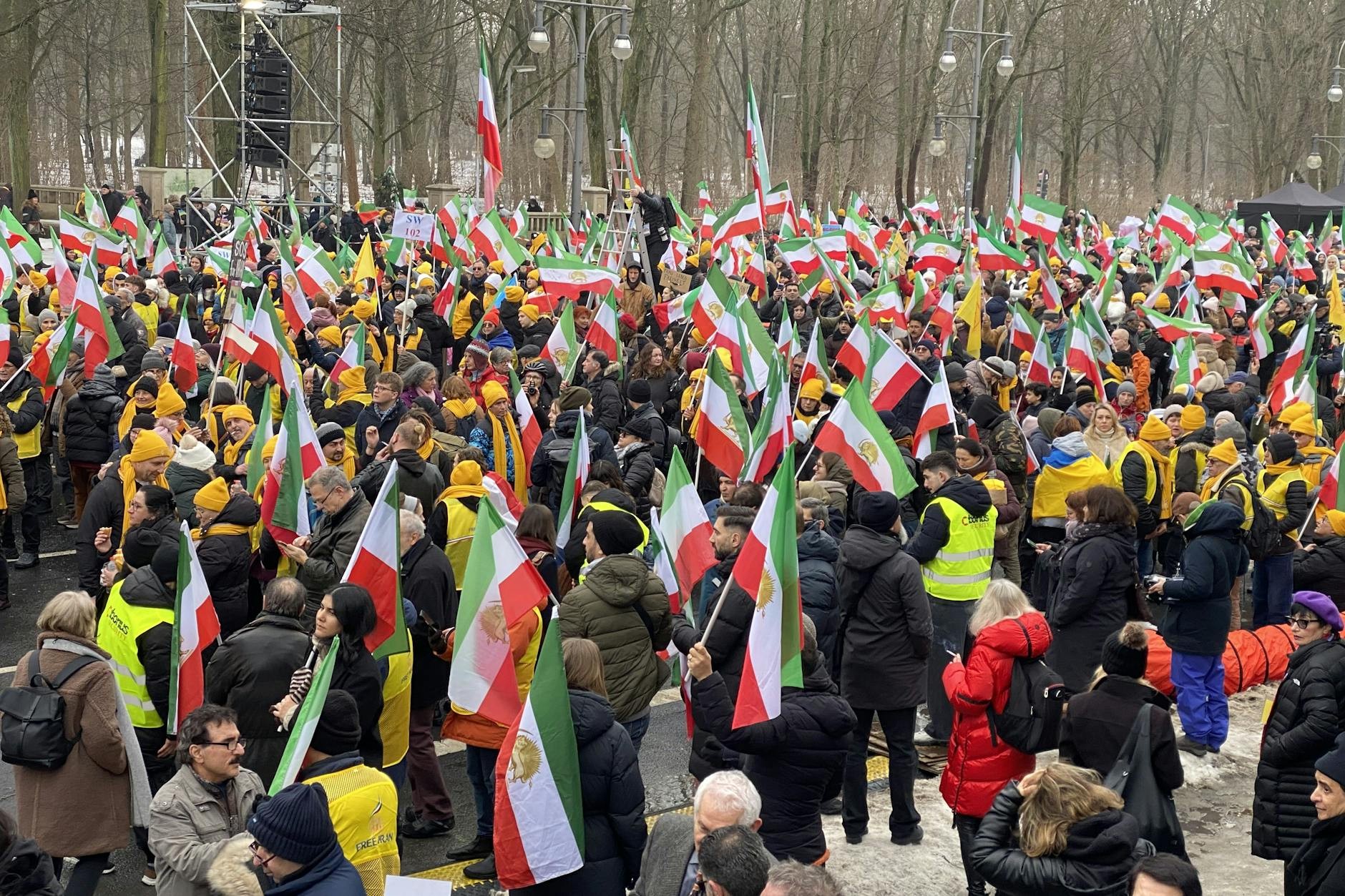 „Er verblutete, weil niemand helfen durfte“ – Demo in Berlin prangert Gewalt im Iran an