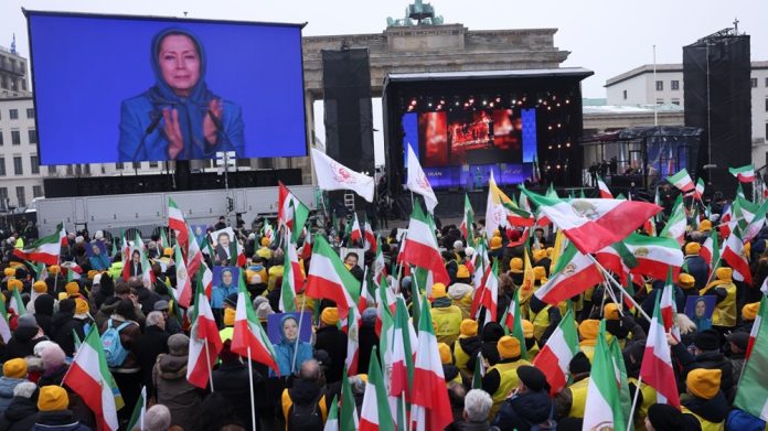 Maryam Rajavi bei Berliner Kundgebung: Sturz der Mullahs unausweichlich