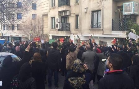 تجمع هواداران محمد علی طاهری در مقابل منزل وی