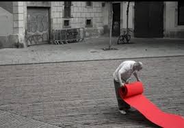 روحاني فرش قرمز پهن مي كند