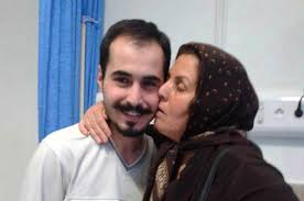 مادر زنداني سياسي(  مادر حسين رونقي) : رشوه نداديم لج کرده اند