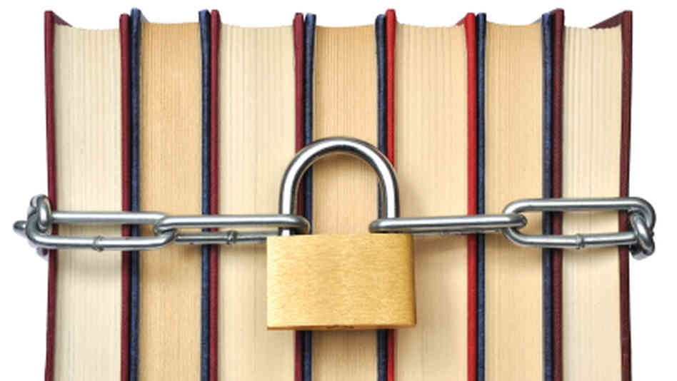 جمع آوري تعداد زيادي از كتابهاي اهل سنت از نمايشگاه كتاب