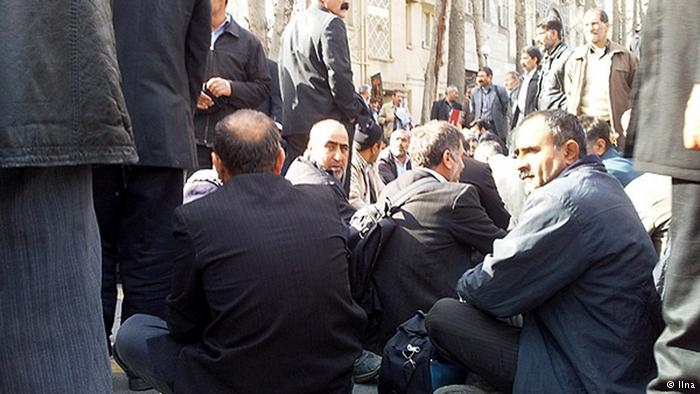 کارگران به جای پاداش ، شلاق و جریمه نقدی دریافت کردند.