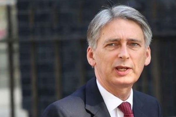 هاموند: عدم دسترسي به بازار مشترك اروپا براي بريتانيا فاجعه‌بار است