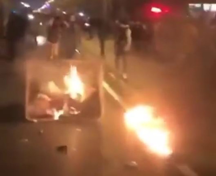 حمله به مراکز دولتی و به آتش کشیدن تصاویر خامنه ای و پاسدار سلیمانی جلاد