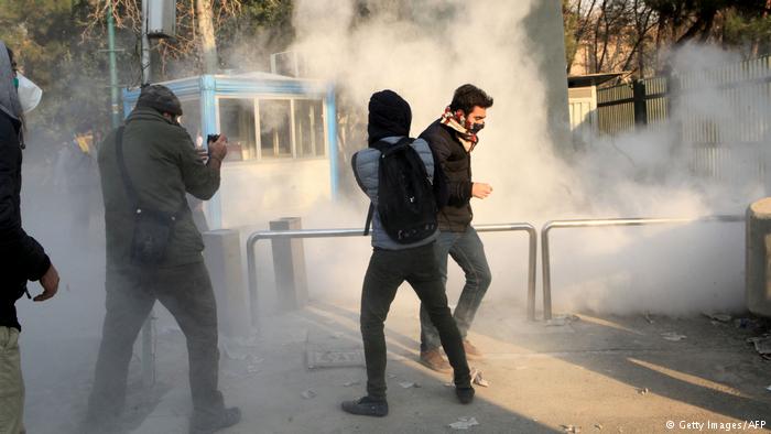 قیام ایران – کلوخ‌انداز را پاسخ سنگ است