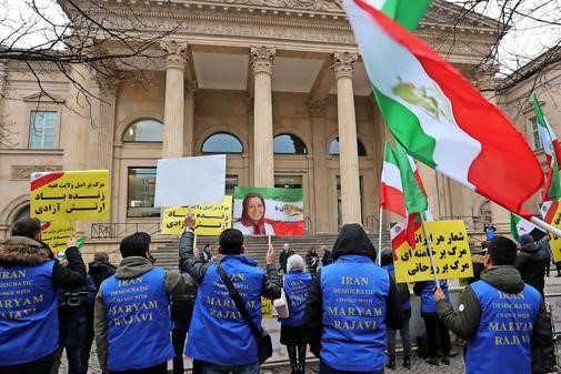 قاضي سابق مرگ براي خروج از كشور (آلمان) از پليس جنايي ايالت حفاظت دريافت كرد