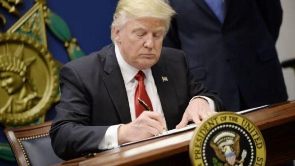 کاخ سفید در حال بررسی طرحی در کمک به مردم ایران برای مخالفت با رژیم می‌باشد