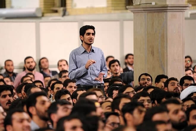 دیدار دانشجویان با خامنه‌ای یک نمایش ضروری و یک اجبار برای تخلیه بی‌خطر نارضایی‌های اجتماعی