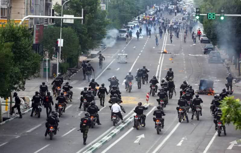 هشدار يك مهره باند خامنه اي  درباره بالا گرفتن خیزشها