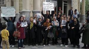 خانواده‌هاي زندانيان سياسي بند ۳۵۰ زندان اوين شعار مرگ بر ديكتاتور سر دادند