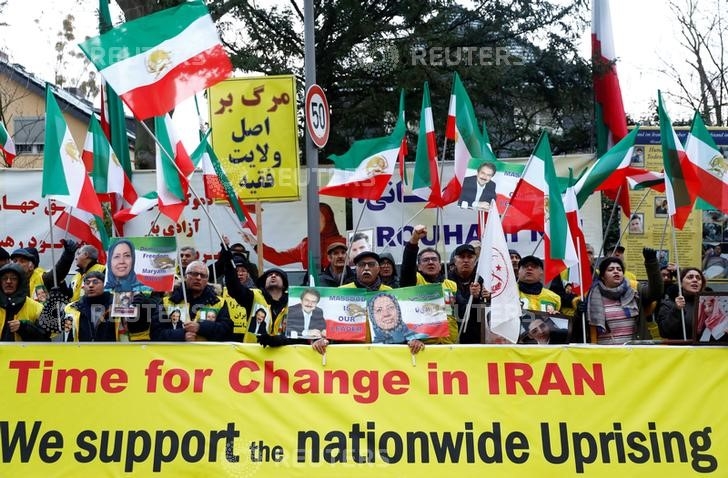 Exil-Iraner protestieren vor Berliner Botschaft