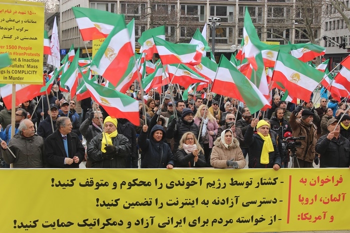 کلن ـ بزرگداشت شهیدان و تظاهرات در حمایت از قیام و کانون‌های شورشی ـ ادای احترام و گل‌گذاری برای قربانیان سقوط هواپیما در تهران