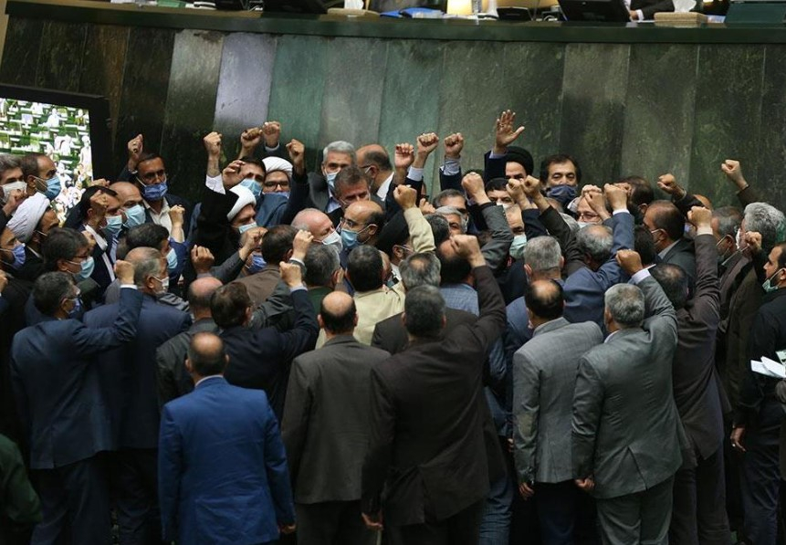 Mögliche Aufstände zwingen zwingt Raisis Mitstreiter dazu, ihn und seine Politik in Frage zu stellen