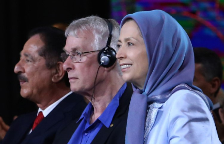 خانم مريم رجوي با پروفسور ريچارد رابرتز برنده جايزه نوبل پزشكي در اشرف3 ديدار مي كند