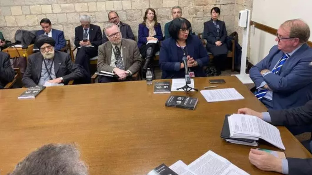 کنفرانس در پارلمان انگلستان با حضور اعضای مجلس اعیان و عوام - ایران در آستانه انقلاب نوین برای جمهوری دموکراتیک