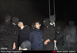 سپيده دم يكشنبه در فضاي امنيتي بي‌سابقه‌‌اي به همراه غلامرضا خسروي ۸ زنداني ديگر نيز اعدام شدند