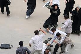 چطور مي‌توانيم به رژيم ايران كه در يك دستش حلقه‌دار دارد، اعتماد كنيم تا در دست ديگرش كليد بمب اتمي را داشته باشد؟