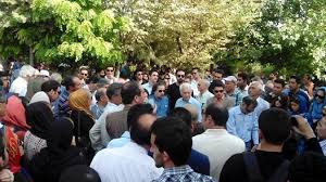 نيمه كاره ماندن مراسم احمد شاملو با دخالت نيروهاي امنيتي