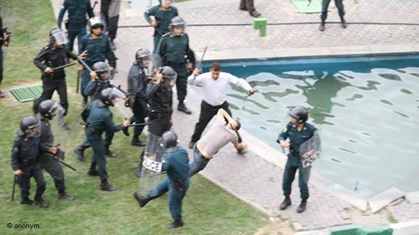 اد رويس از: ما بايد به بحث حقوق‌بشر در ايران بپردازيم و بيشترين تلاشمان را براي بسيج جامعه جهاني به‌كار گيريم