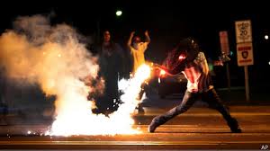 درگيري تظاهر‌كنندگان و پليس در شهر فرگوسن ايالت ميسوري