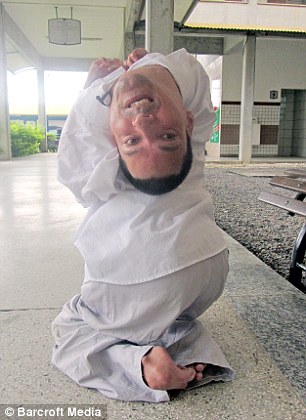 مردی که با سری وارونه زندگی می‌کند!