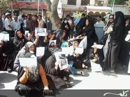 خبر فوری :تجمع خانواده های دروایش گنابادی  با دستان و چشمان بسته  و لباس سفید در مقابل دادستانی