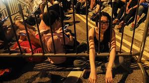 معترضان هنگ كنگ در خيابان ها خوابيدند