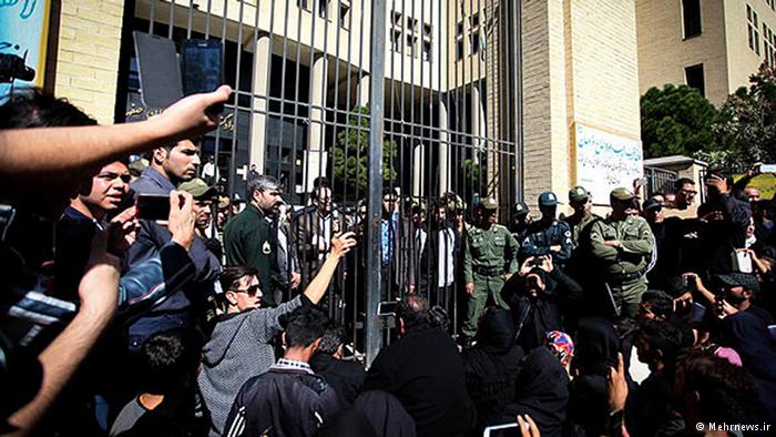 برخورد با تجمع معترضان به اسيدپاشي و بازداشت دست‌كم ۲۰ نفر