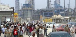 تجمع كارگران عسلويه در اعتراض به تعويق ۴ ماه حقوق