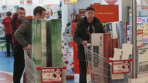 هجوم مردم روسيه به فروشگاه‌ها در پي كاهش چشمگير ارزش روبل