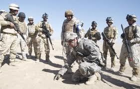 نيروهاي آمريكايي به ارتش عراق در پايگاههاي انبار و تاجي آموزش مي‌دهند