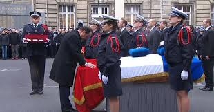 اولاند، عاليترين نشان فرانسه را به افسران قرباني اهدا كرد