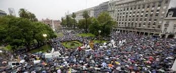 دهها هزار تظاهر کننده در آرژانتين: ”من نيسمن هستم“