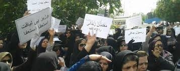 تهران ـ يورش وحشيانه لباس شخصيهاي خامنه‌اي به معلمان در مقابل مجلس ارتجاع