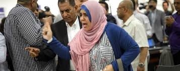 تهاجم يك زن شجاع يمني به هيأت شبه نظاميان حوثي در ژنو با لنگه كفش