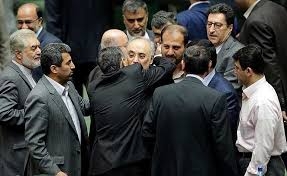 صالحي: جان ۸۰ ميليون را به خطر مي‌اندازند تا بگويند شجاع هستند!