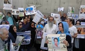 تجمع حاميان محمدعلي طاهري در برابر زندان اوين