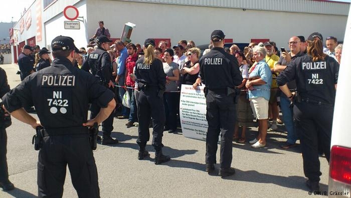 درگیری نئونازی‌ها با پلیس آلمان در مقابل اقامتگاه پناهجویان